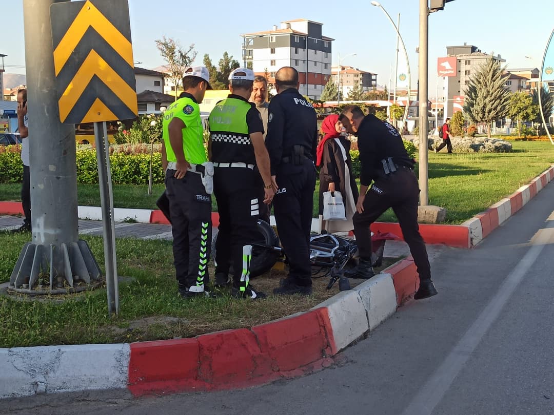 Malatya’da Otomobil Elektrikli Bisiklete Çarptı: Sürücü Ağır Yaralandı