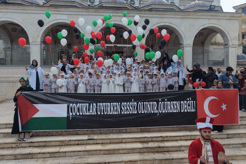 Minik Ellerinden Gazze’ye Umut Balonları