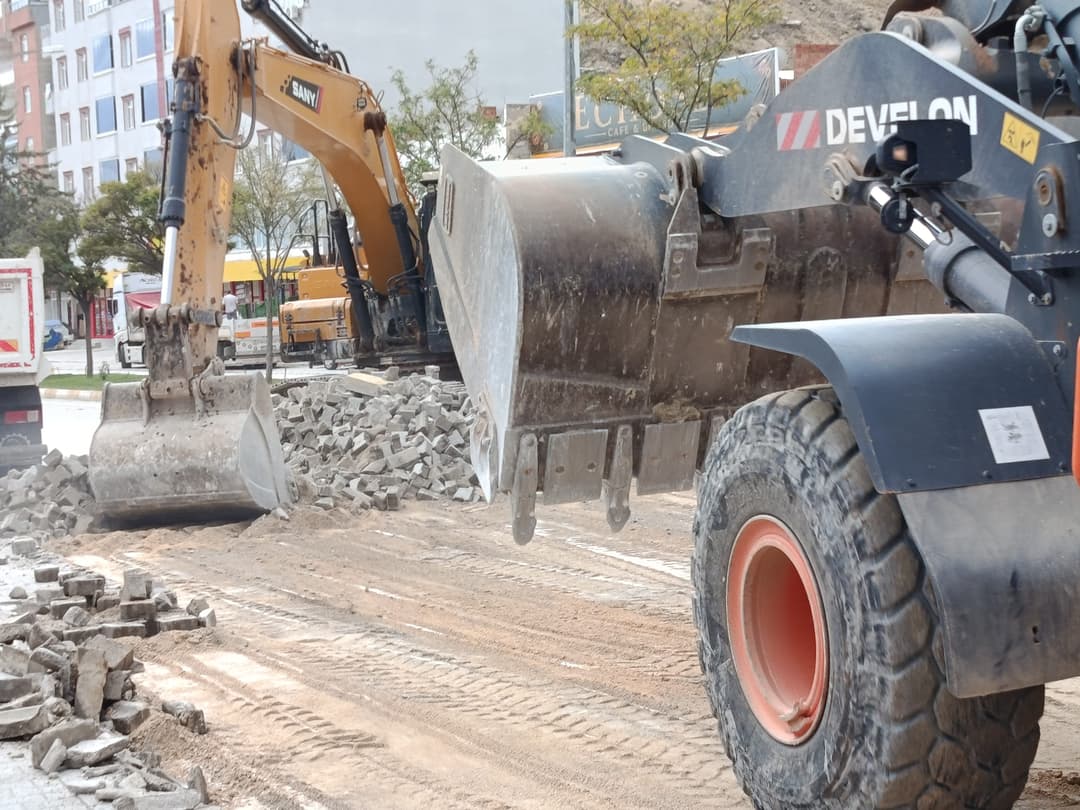 Darende’de D-300 Kara Yolunda Sıcak Asfalt Çalışması Başladı 