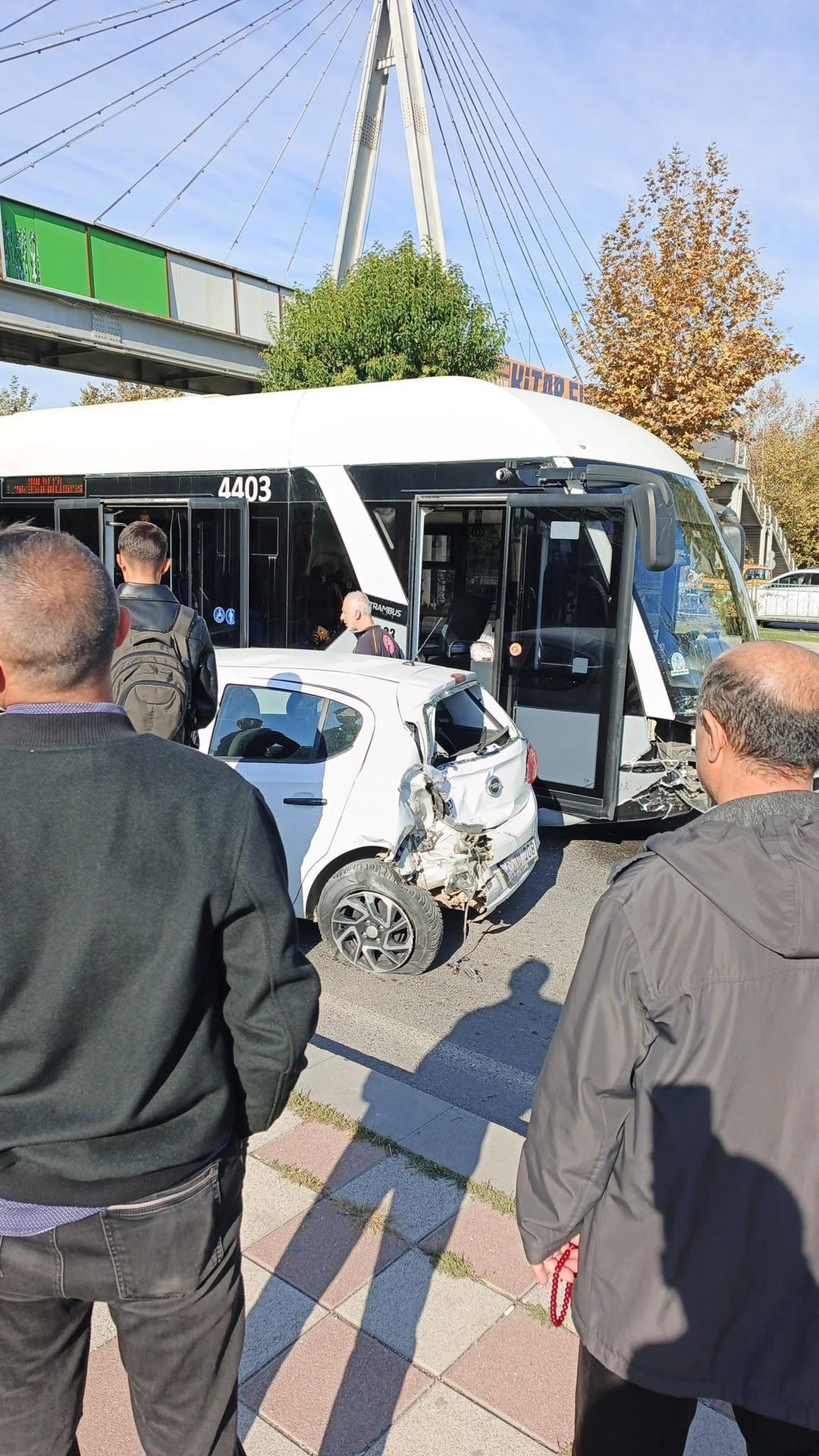 Malatya’da Trambüs ile Otomobil Çarpıştı