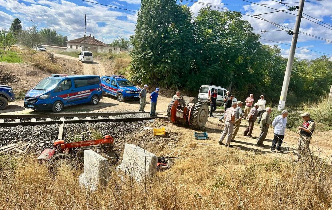 Malatya’da Traktör ile Yük Treni Çarpıştı: Sürücü Yaralandı