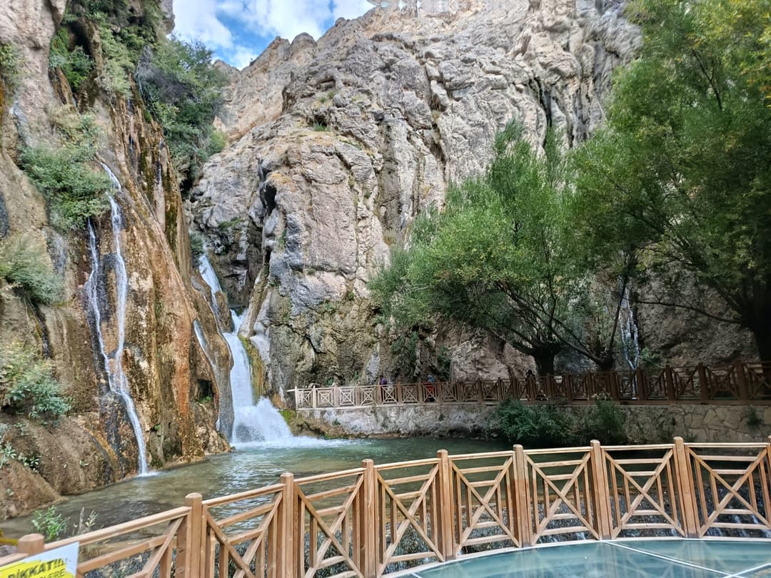 Günpınar Şelalesi Sonbaharda da Turistleri Ağırlıyor