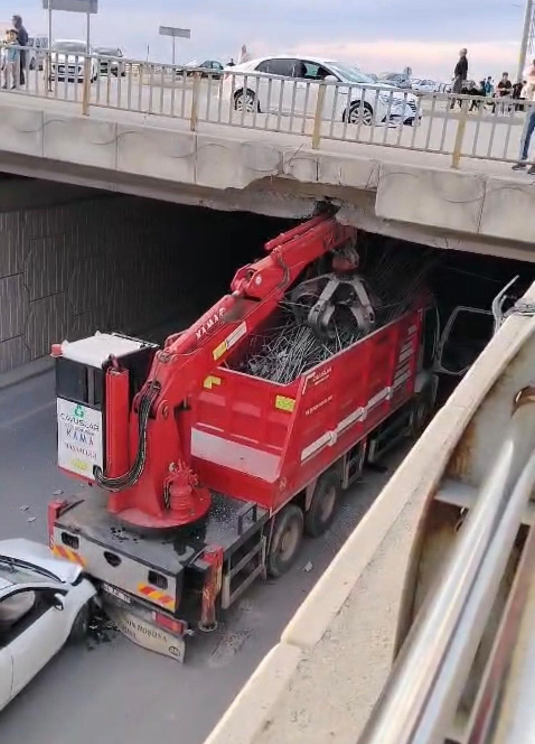 Malatya’da Vinç Yüklü Kamyon Köprüye Çarptı: 2 Yaralı