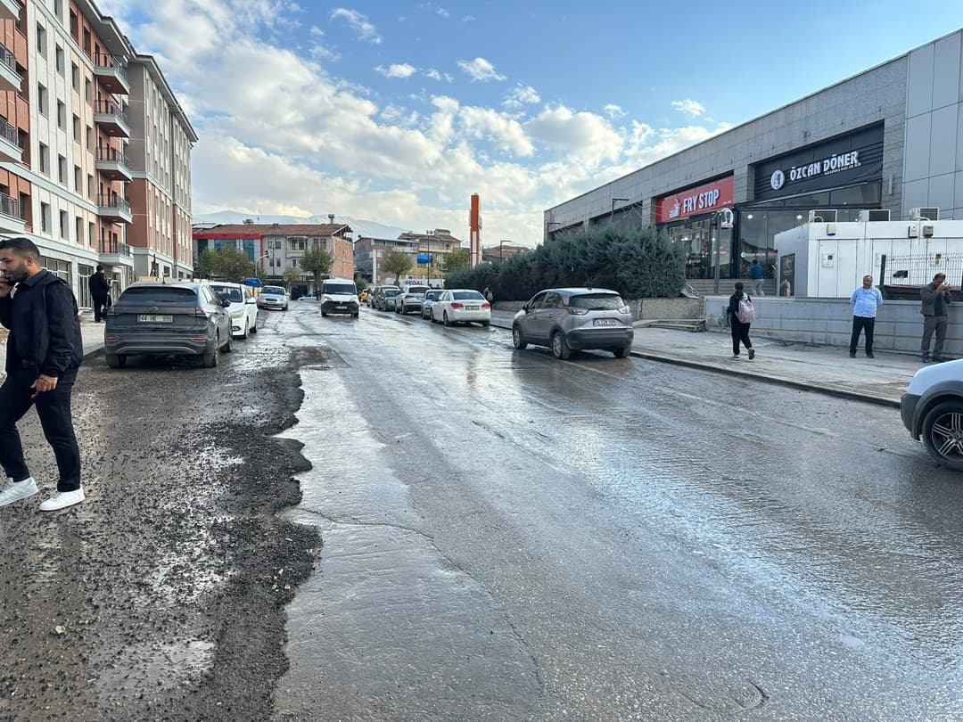 Malatya’da Konteyner Çarşı Kaldırıldı, Yol Yeniden Trafiğe Açıldı