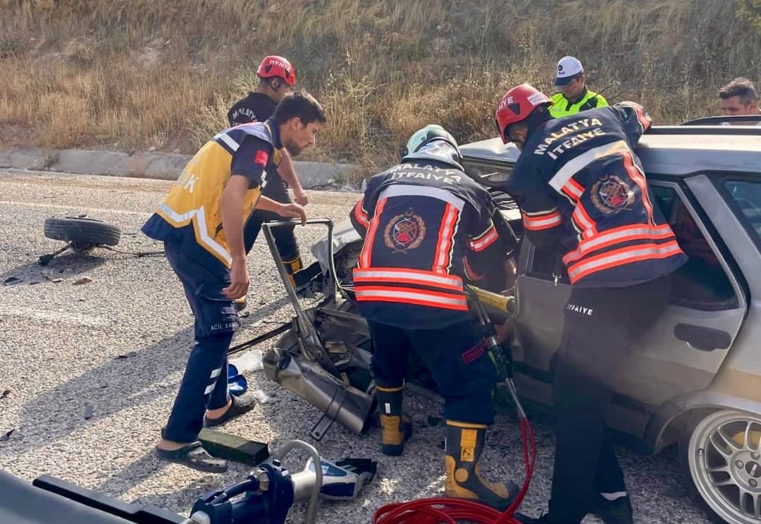 Otomobil İle Hafif Ticari Araç Çarpıştı: 1 Yaralı