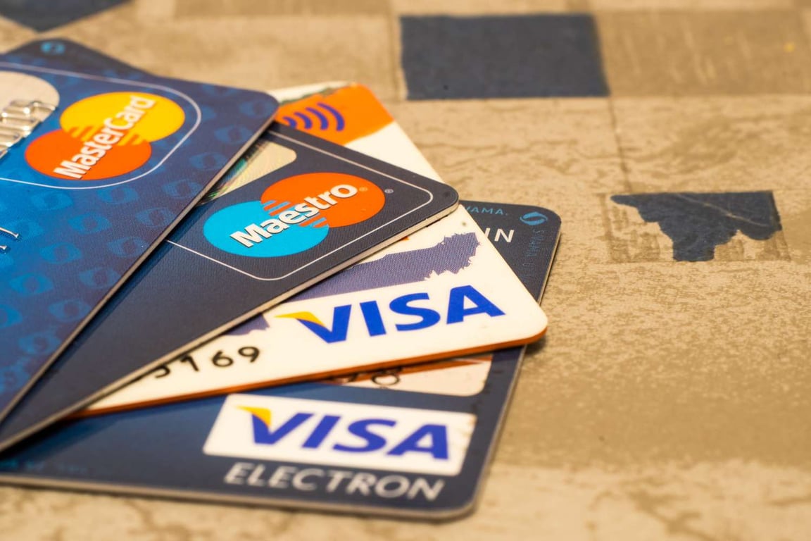 إعادة الاتصال بشبكات الدفع العالمية: ماذا تعني أولى معاملات البطاقات الدولية في سوريا منذ 15 عامًا؟