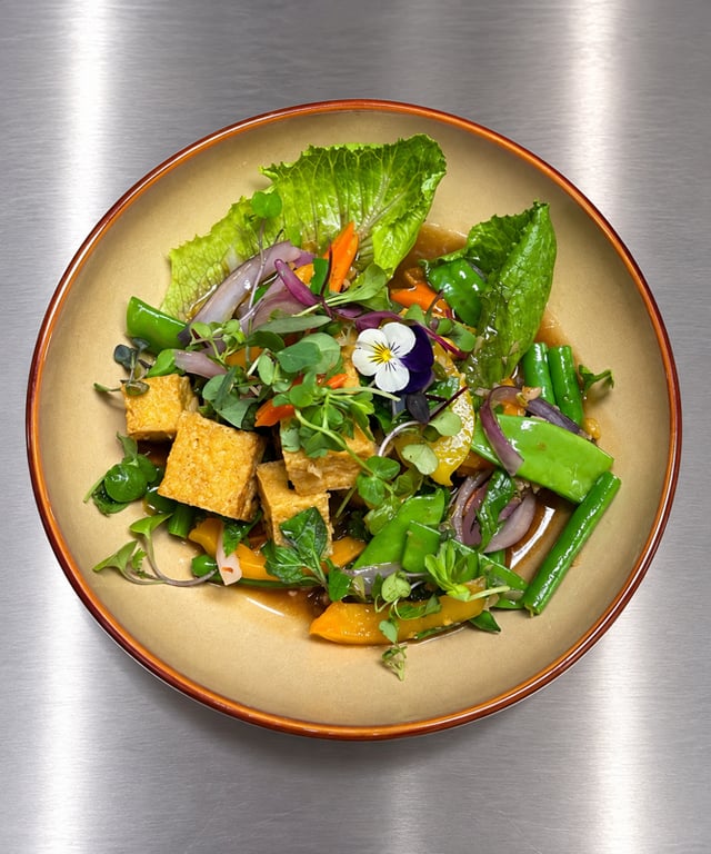 Super Hot Jay – Stir-Fried Tofu with Thai Basil (คนร้อนแรง / กะเพราเจ)