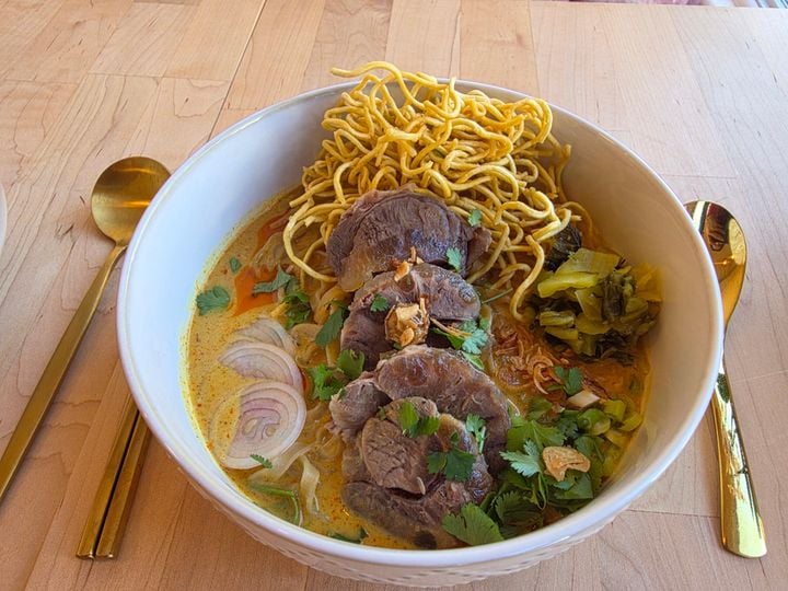 Khon Ruk Klam – Beef Khao Soi (คนรักกล้าม / ข้าวซอยเนื้อ)