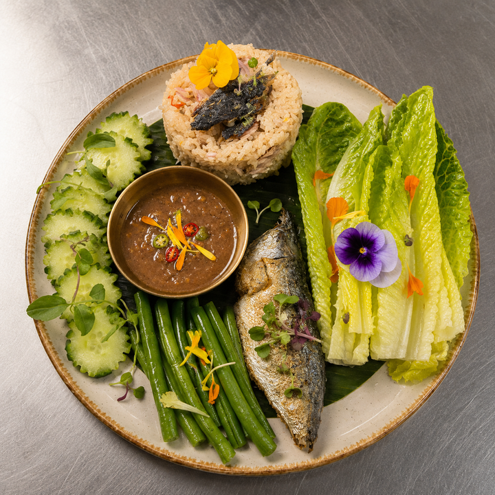 Ruk Ti Mae Klong – Mackerel Jeeb Rice (รักที่แม่กลอง / ข้าวขยำน้ำพริกปลาทู)