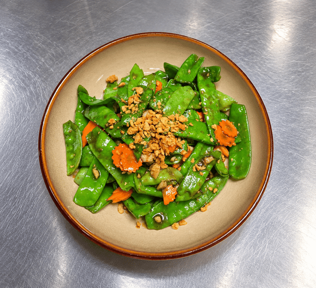 Ruk Ton Now – Snow Pea Garlic (รักต้นหนาว / ผัดถั่วลันเตา)