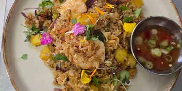 Jeeb Mua – Pineapple Fried Rice (จีบมั่ว / ข้าวผัดสับปะรด)