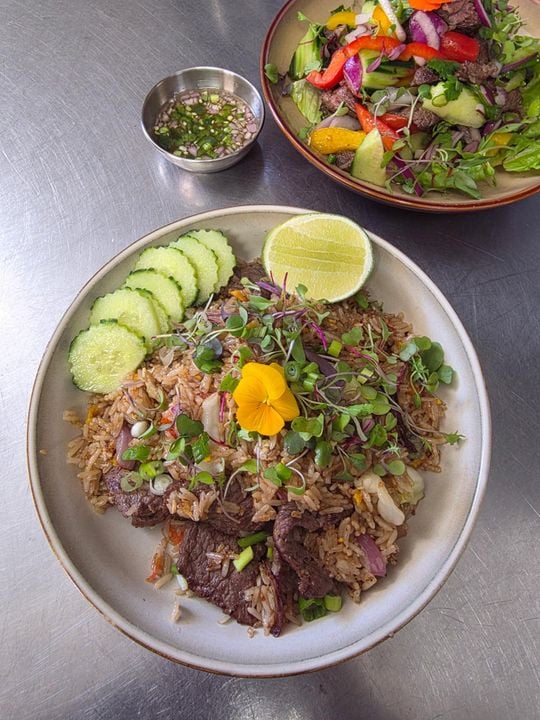 Jeeb Lai Khon – Fried Rice (จีบหลายคน / ข้าวผัด)
