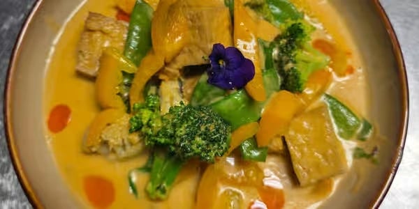 Wan Date Mor – Red Curry with Tofu (วันเดตหมอ / แกงแดงผัก)