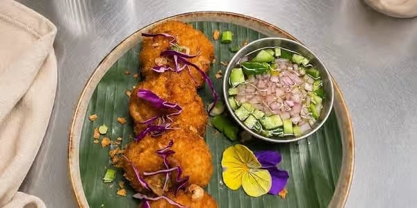 Tok Loom Plang – Prawn Cake (ตกหลุมพลาง / ทอดมันกุ้ง)