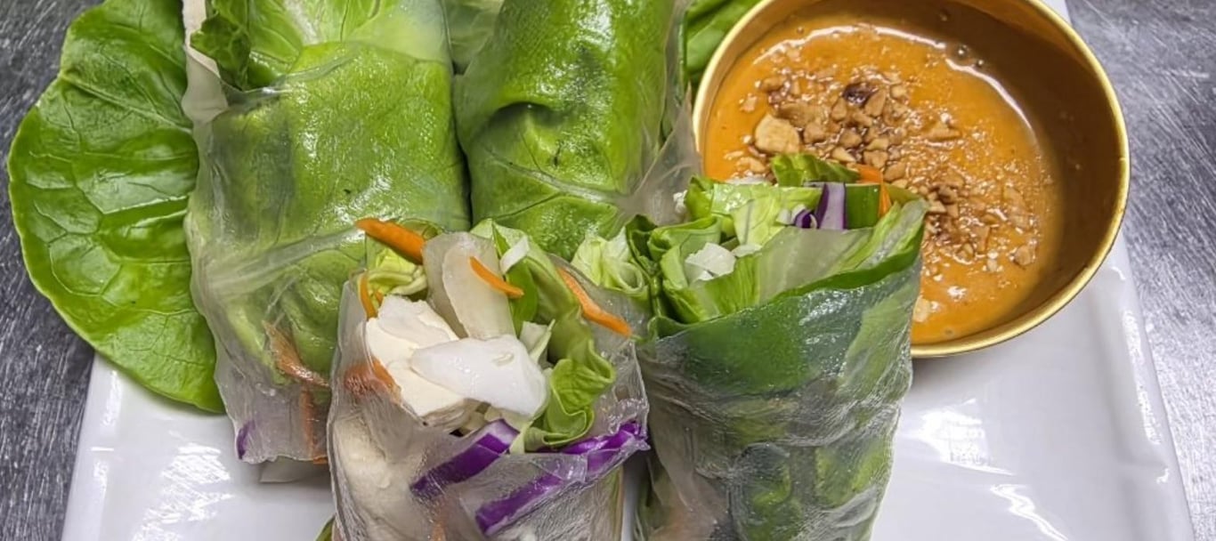 Jeeb Nai Soy – Mixed Summer Green Rolls (จีบในซอย / ปอเปี๊ยะสด + เต้าหู้)