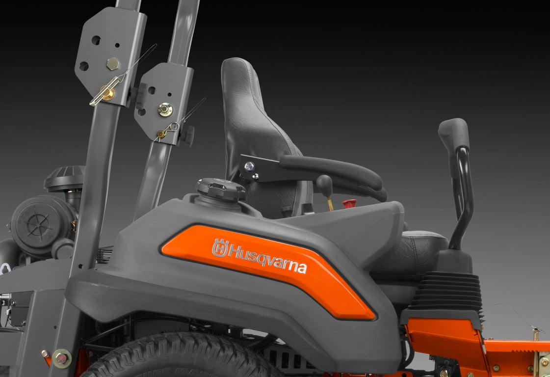 Palivová nádrž o objemu 24,6 l má dostatečnou kapacitu i pro sekání větších ploch.