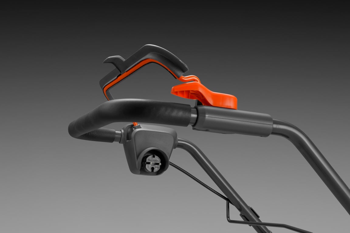 Ergonomicky zalomená rukojeť a snadno uchopitelná ovládací páka přítomnosti obsluhy umožňují snadné ovládání.