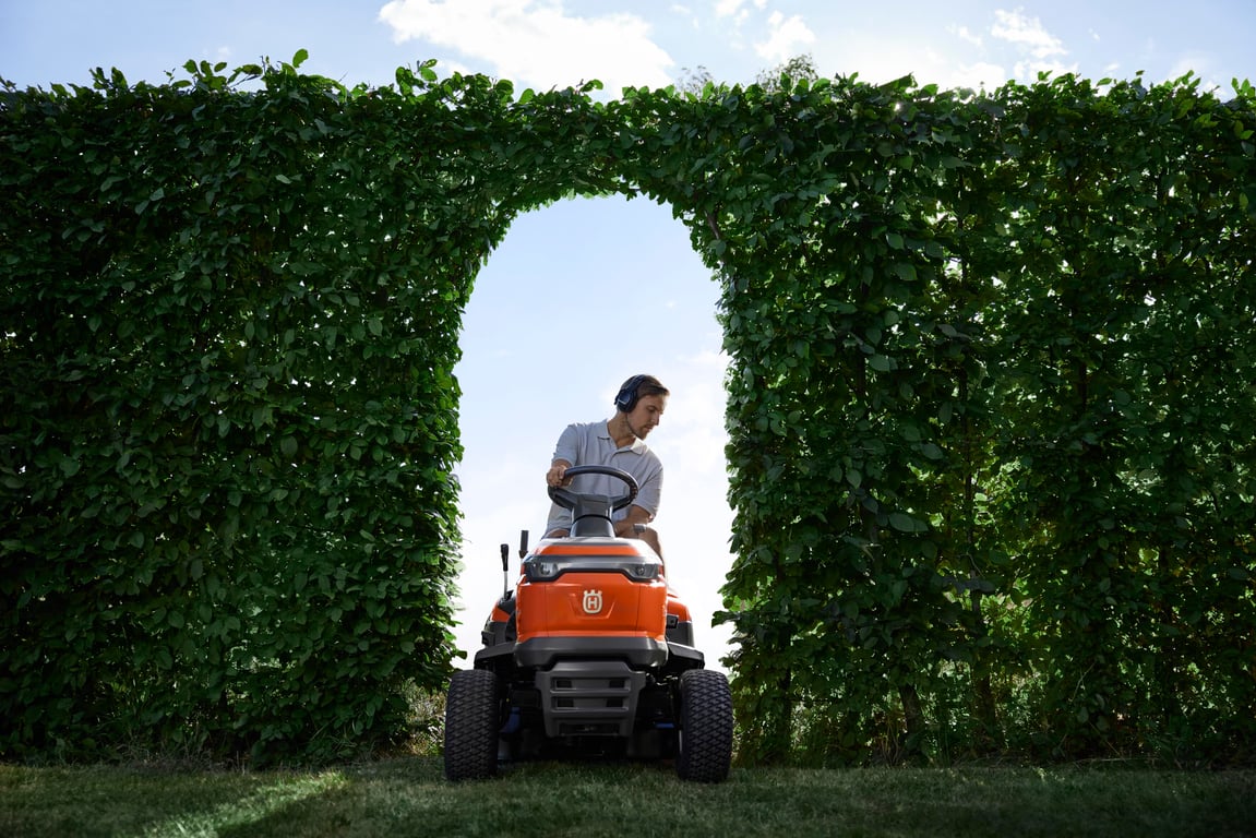 Kompaktní design pro snadnou navigaci v úzkých průchodech a snadné skladování, když se nepoužívá.