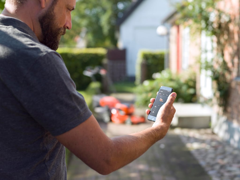 Pomocí inteligentní aplikace Husqvarna Connect budete mít snadný přístup k tipům, příručkám a doporučením náhradních dílů. Aplikace také poskytuje provozní údaje o výrobku, stavu nabití, servisní údaje a upozornění týkající se údržby.