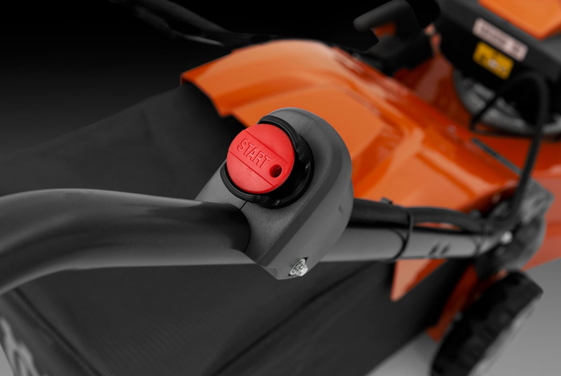 Sekačku spustíte stisknutím startovacího tlačítka a ovládací páky přítomnosti obsluhy. Pro zastavení motoru stačí uvolnit páku přítomnosti obsluhy.