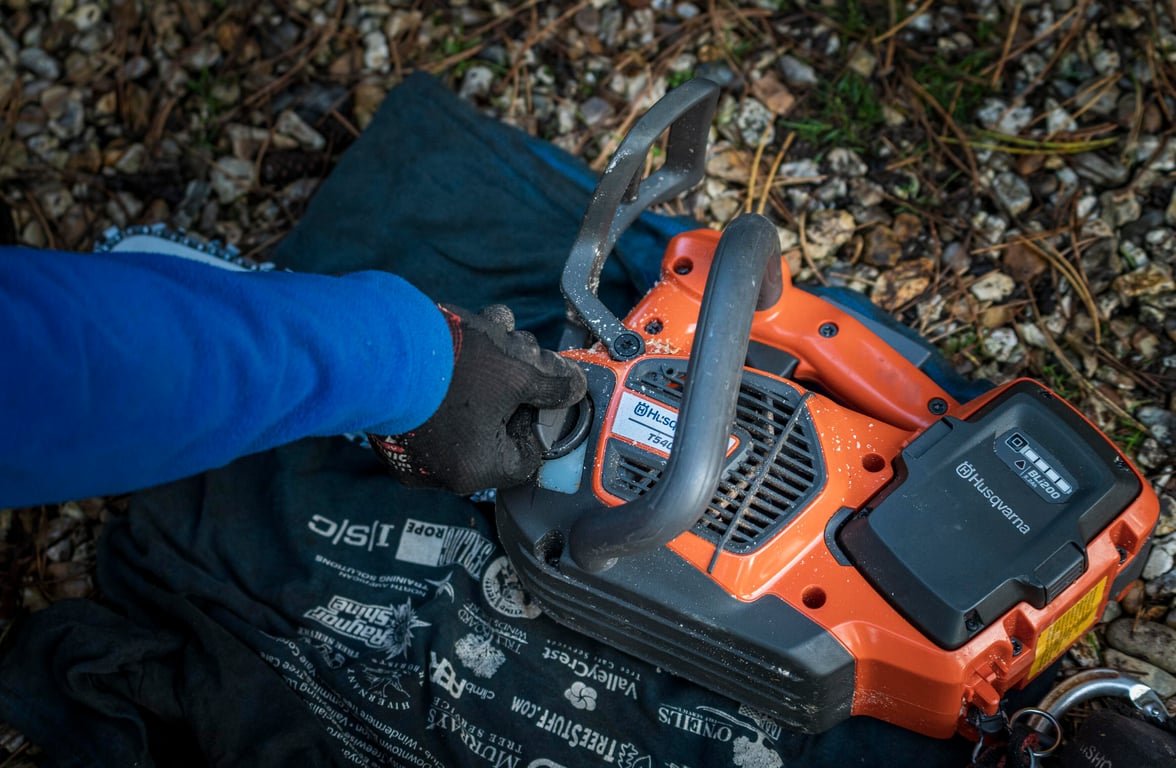 Výklopné víčko usnadňuje plnění nádrže.