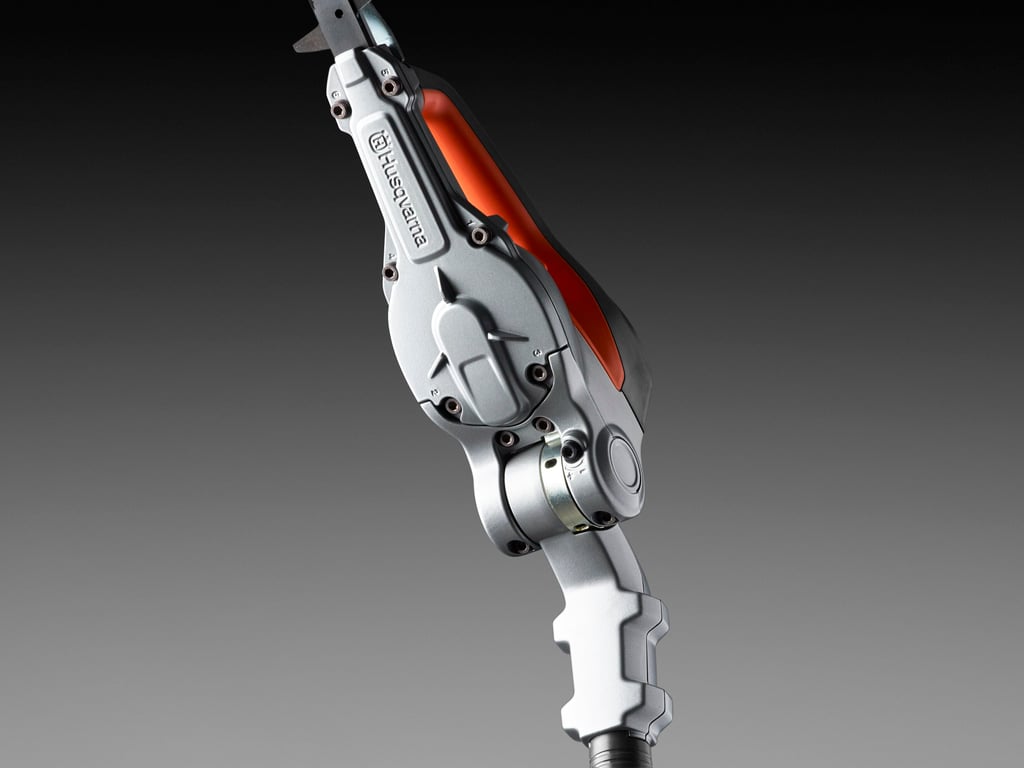 Kovový kryt je určen k ochraně motoru a převodů.