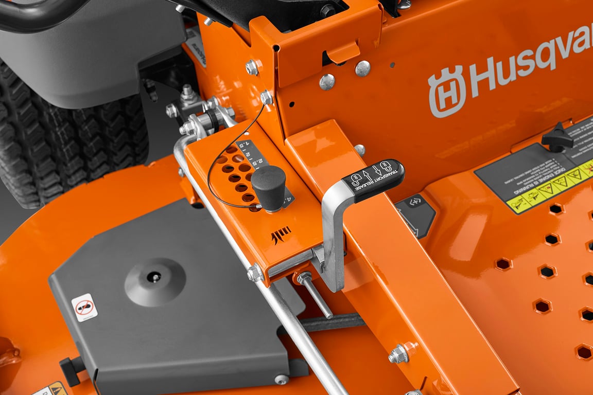 Přesné nastavení výšky žacího ústrojí je usnadněno nožními ovládacími prvky.