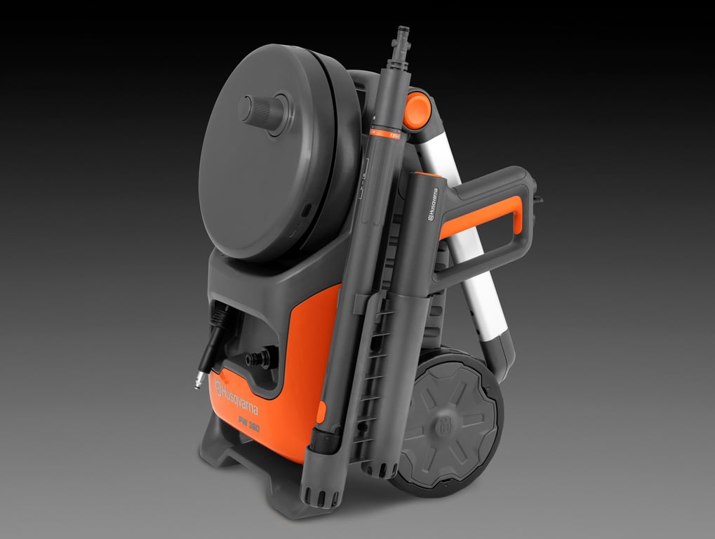 Snadno přístupné přihrádky nabízejí efektivní a kompaktní uložení stříkací pistole i postřikového násadce na stroji.