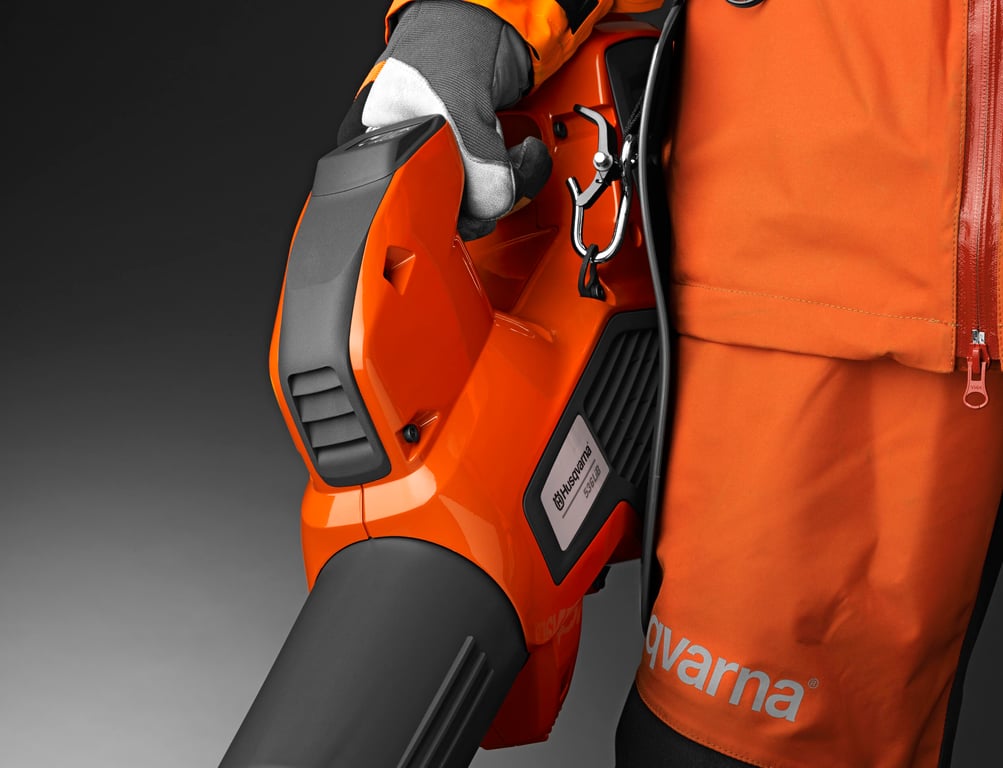 Stroj je vybaven popruhem pro pohodlnou pracovní polohu  a závěsným poutkem.