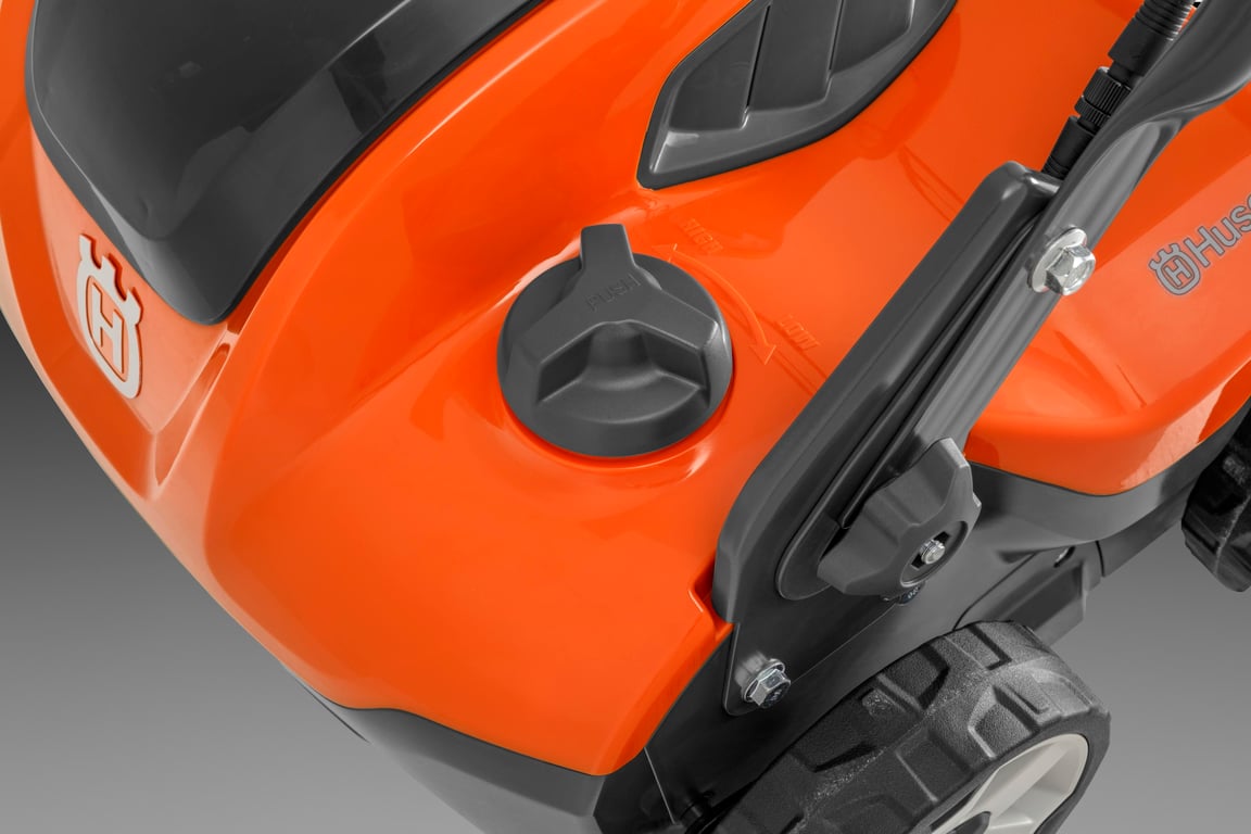 Snadné a rychlé nastavení pracovní výšky. Jedna páčka ovládá celé žací ústrojí.