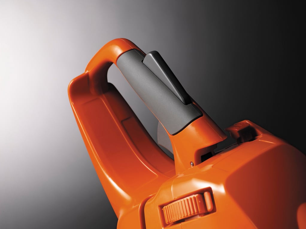 Vyšší komfort díky měkkému povrchu, ergonomickému spínači a asymetrické rukojeti.