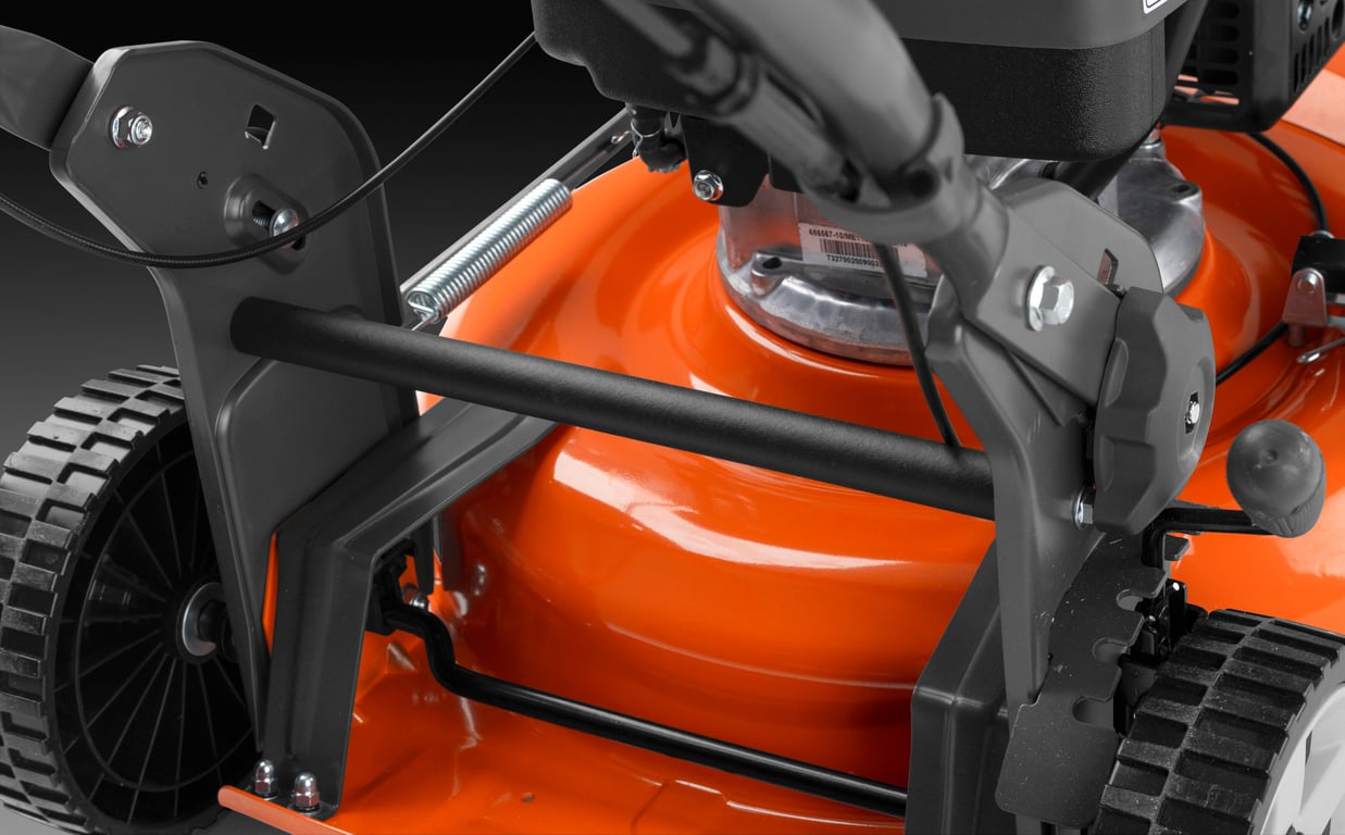 Zadní rukojeť se snadným úchopem usnadňuje zvedání výrobku v úložných prostorech, v autě nebo při přenášení po schodech.