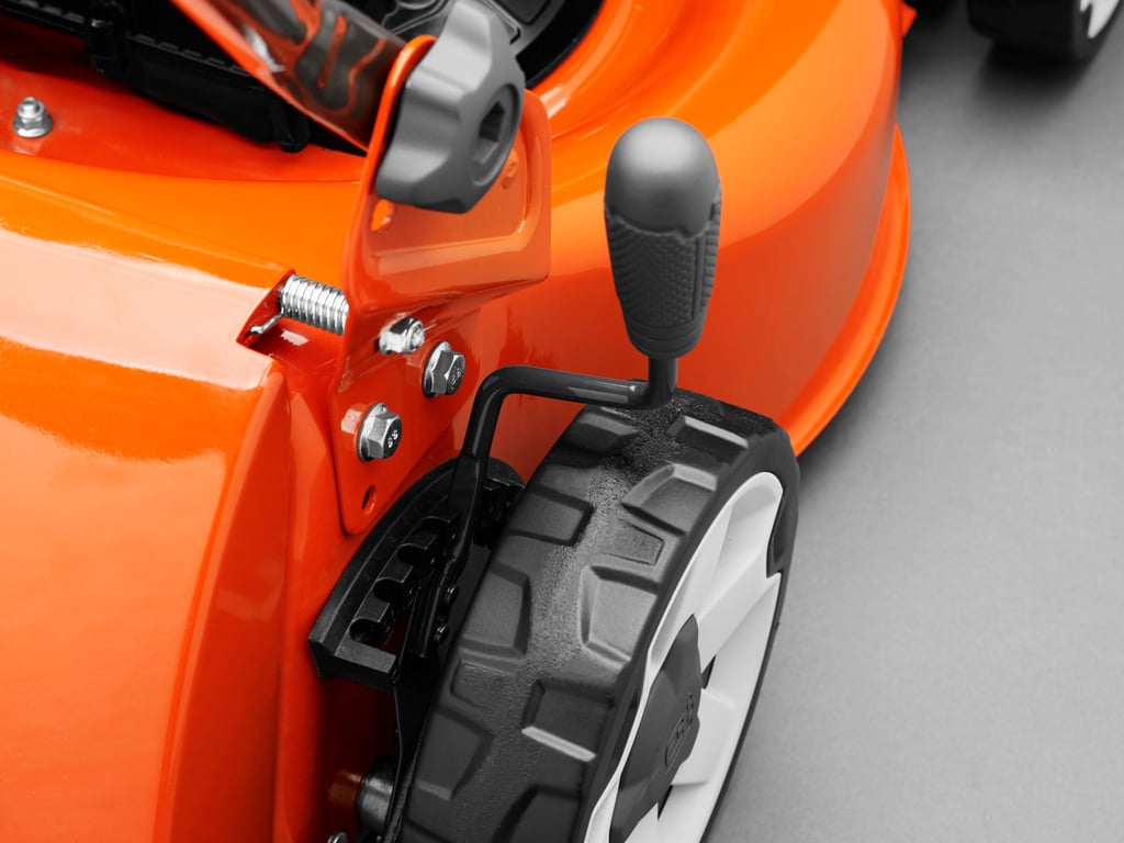 Snadné a rychlé nastavení výšky sečení trávy. Jedna páčka ovládá celé žací ústrojí.