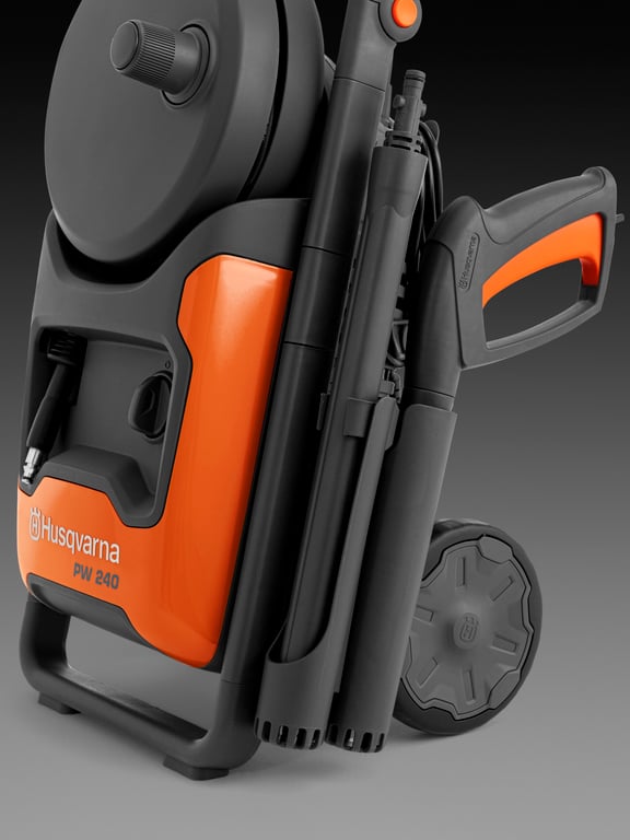 Snadno přístupné přihrádky nabízejí efektivní a kompaktní uložení stříkací pistole i postřikového násadce na stroji.