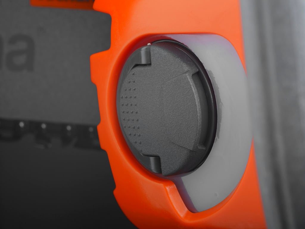 Výklopné víčko usnadňuje plnění nádrže.