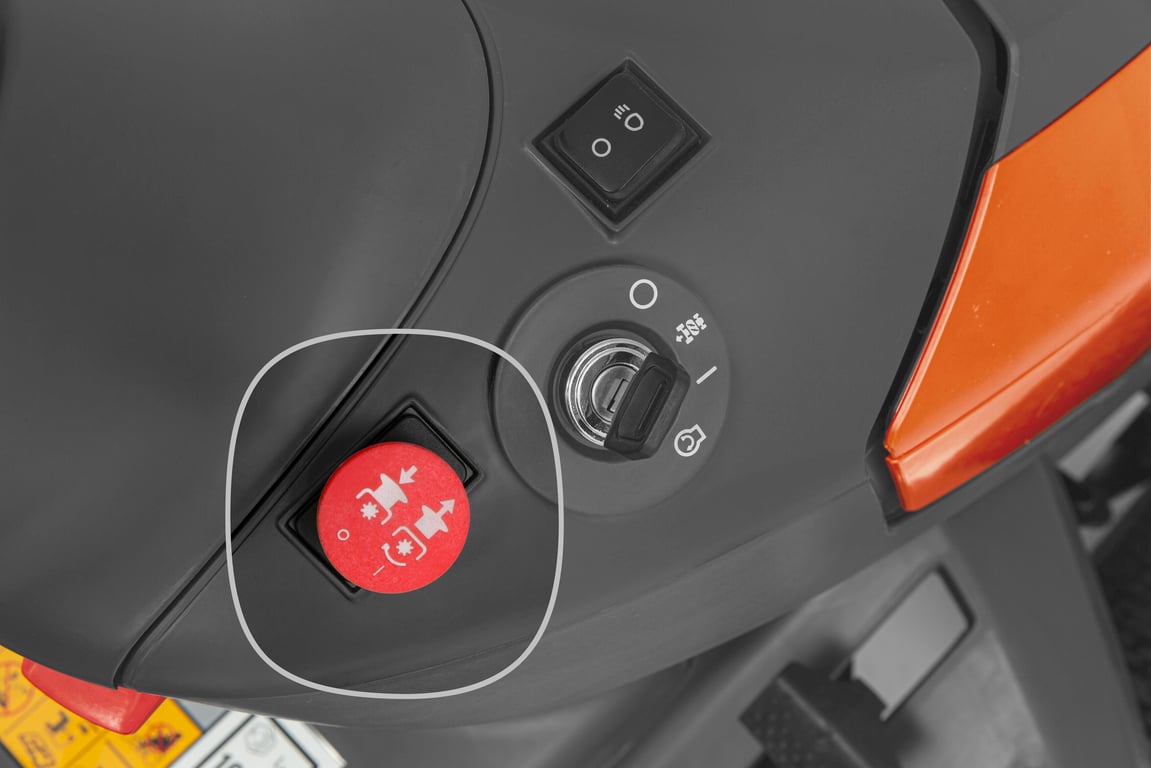 Snadné zapojení žacích nožů; jednoduše zatáhněte za spínač na ovládacím panelu.