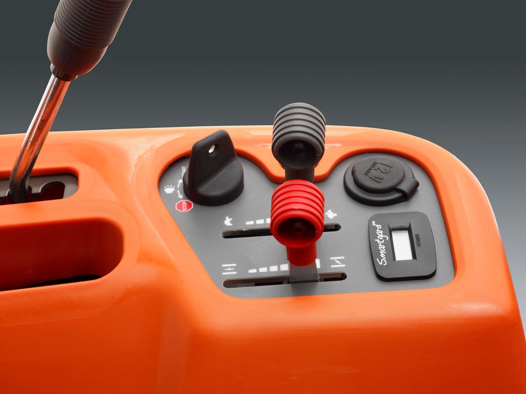 Ovládací prvky jsou dobře přístupné a navržené pro optimální pohodlí uživatele.