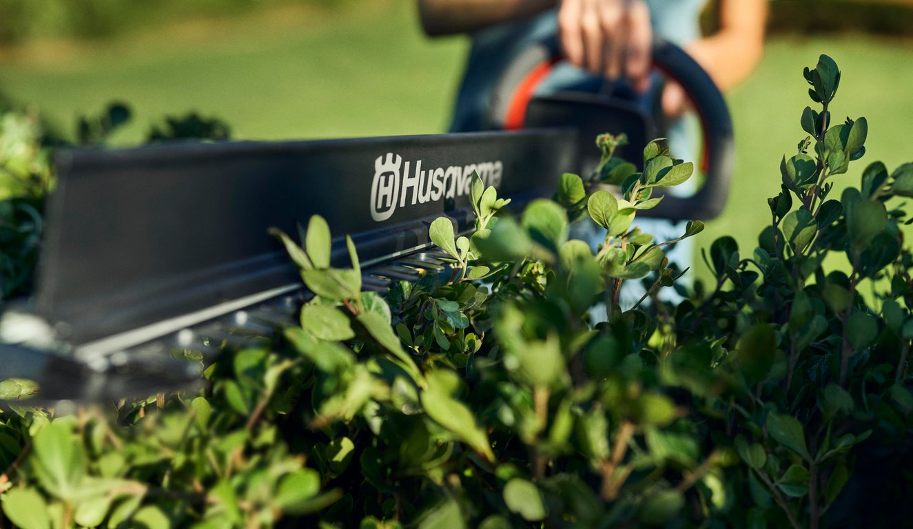 Díky odnímatelnému zachycovači listí můžete při zastřihování zachytávat listí a ušetřit si tak práci s úklidem.