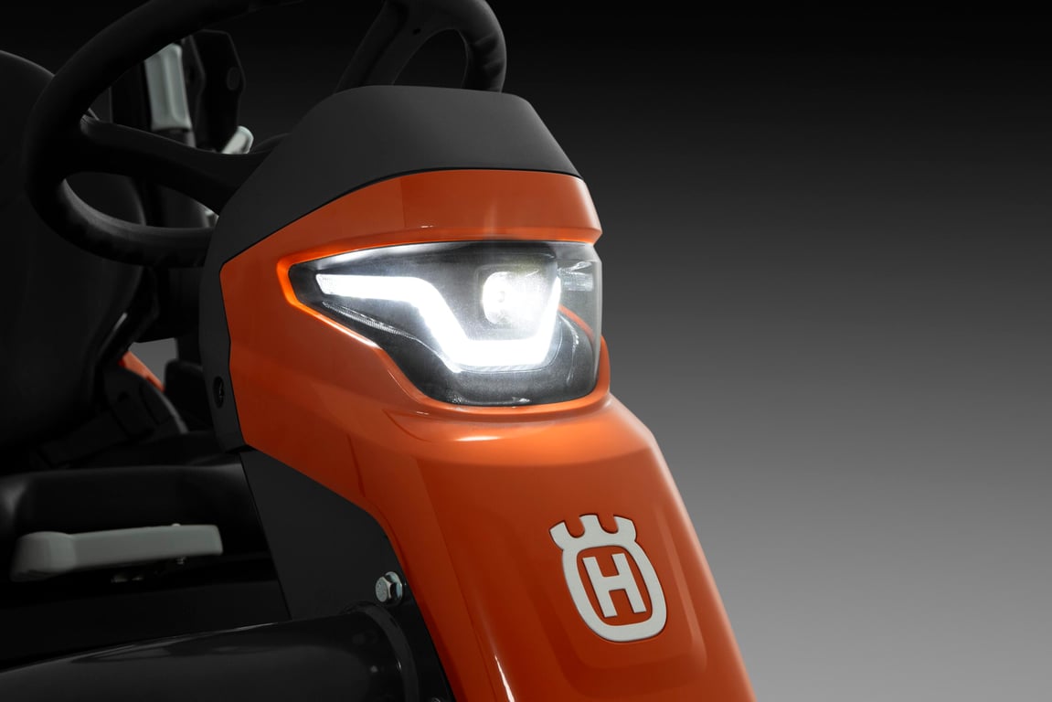 Dva LED reflektory pro co nelepší osvětlení pracovní oblasti a bezpečnější provoz za tmy.