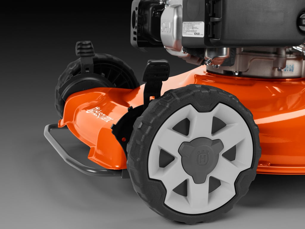 Vysoce odolné prvky pro nastavení výšky sečení s 9 polohami zajišťují odolnost a všestrannost při různých úkolech sečení.