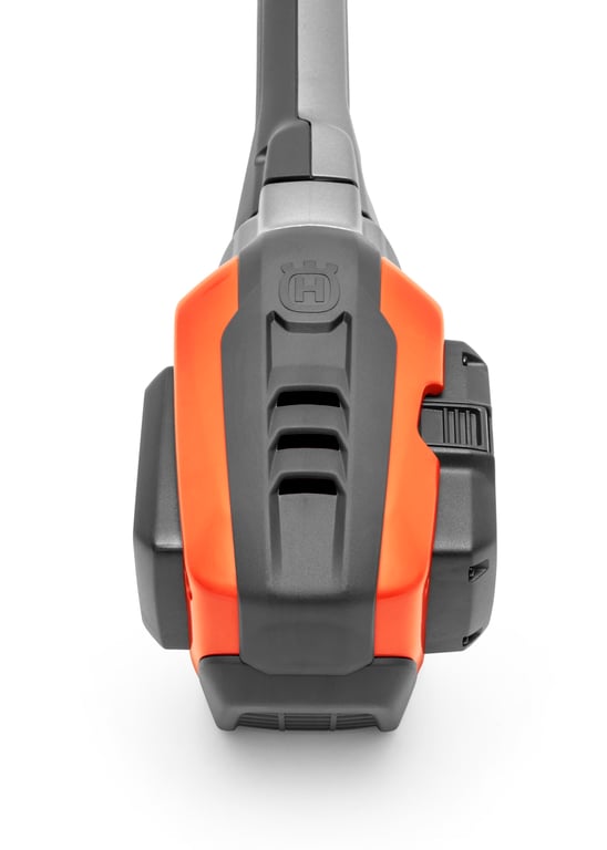 Akumulátor je umístěn vodorovně napříč strojem, aby se snížilo riziko, že se do jeho přihrádky dostane špína nebo voda.