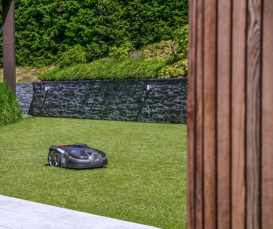 Zlepšuje kvalitu trávníku úpravou výšky sečení z MAX na definovanou výšku po dobu 10 dnů.