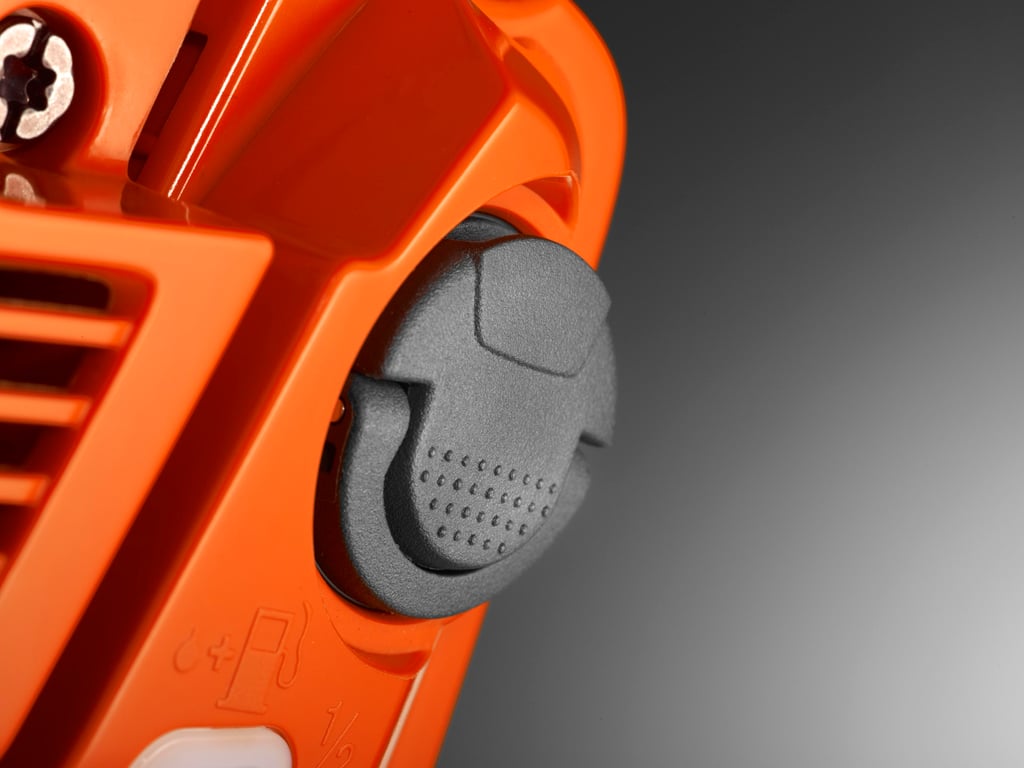 Výklopné víčko usnadňuje plnění nádrže.