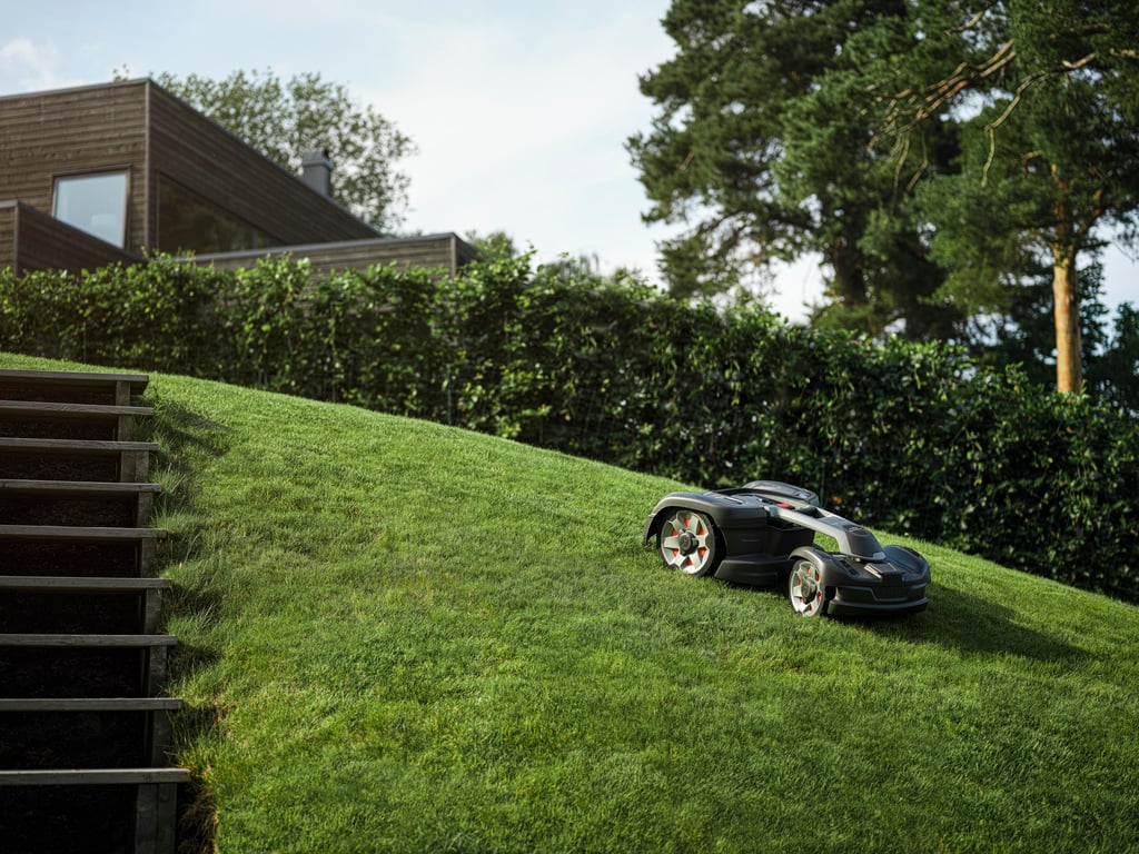 Kloubová konstrukce zadní části umožňuje vynikající manévrovatelnost na členitých trávnících a trakci v nerovném terénu.