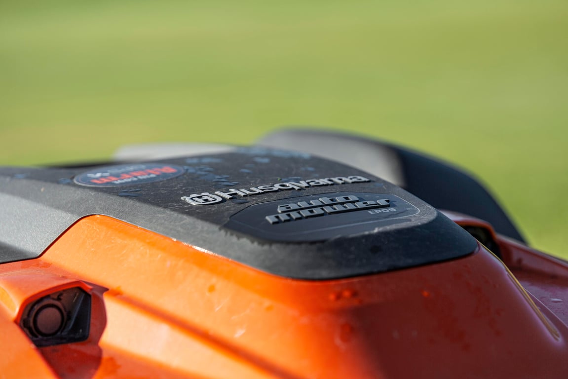 Husqvarna Automower® automaticky vypočítává nejefektivnější trasu do a z dokovací nabíjecí stanice.