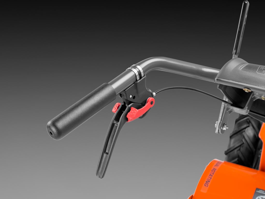 Ergonomická rukojeť se snadno přístupnými ovládacími prvky