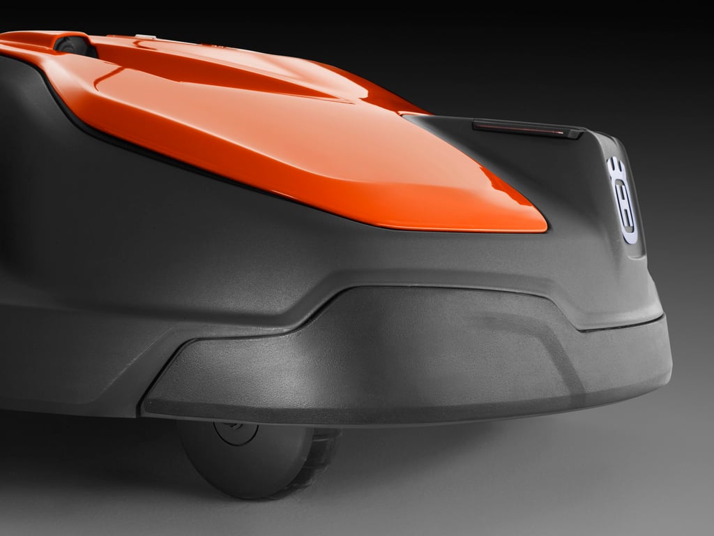 Pogumovaný přední nárazník činí sekačku odolnější vůči nárazům do stromů, keřů a jiných předmětů.