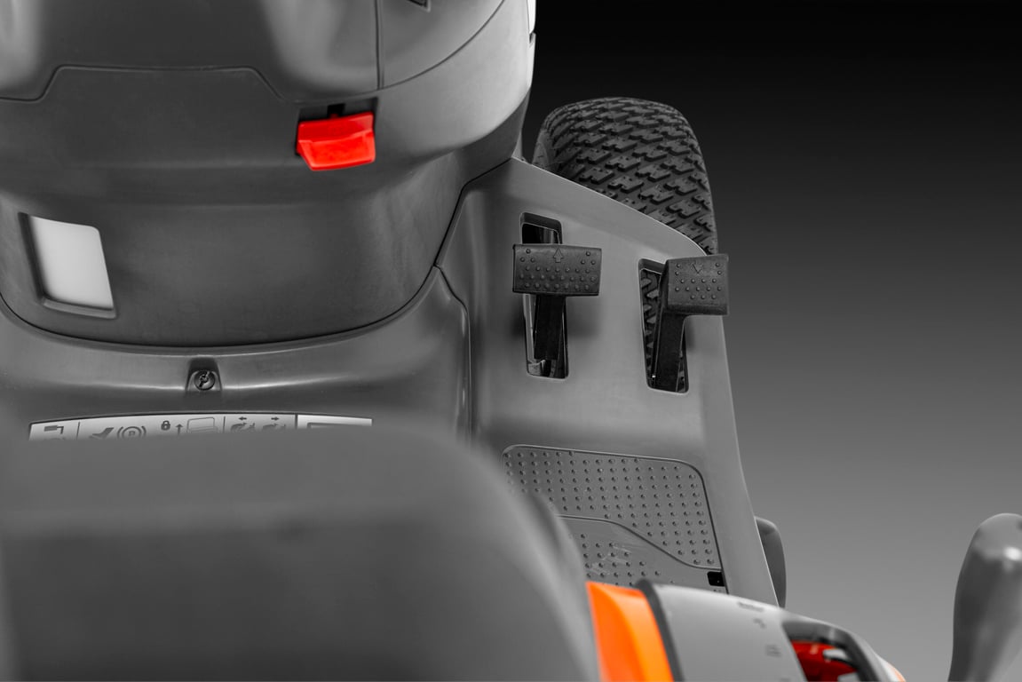 Dva samostatné pedály pro jízdu vpřed a vzad. snadné, intuitivní ovládání.