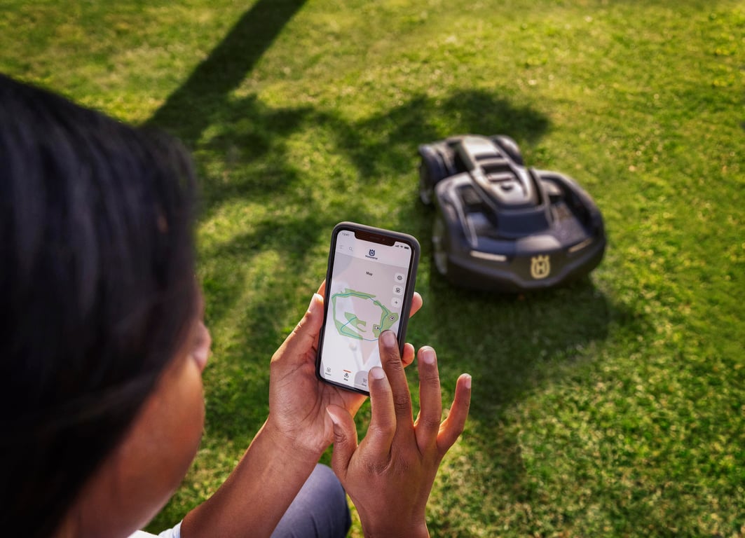 Technologie Husqvarna AIM využívá GPS a senzory k vytvoření virtuální mapy trávníku, která umožňuje využití řady chytrých funkcí sekačky Automower®.