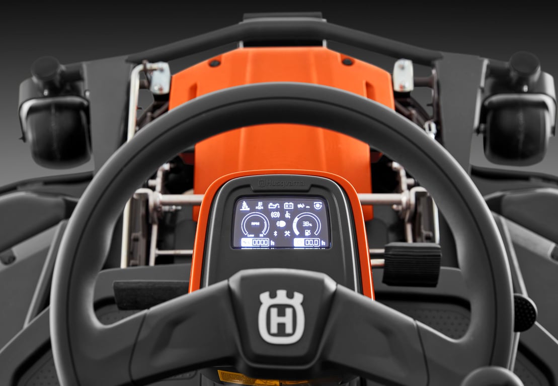 Intuitivní displej HMI navádí řidiče pomocí vizuálních symbolů a výstražných zvuků, které usnadňují práci.